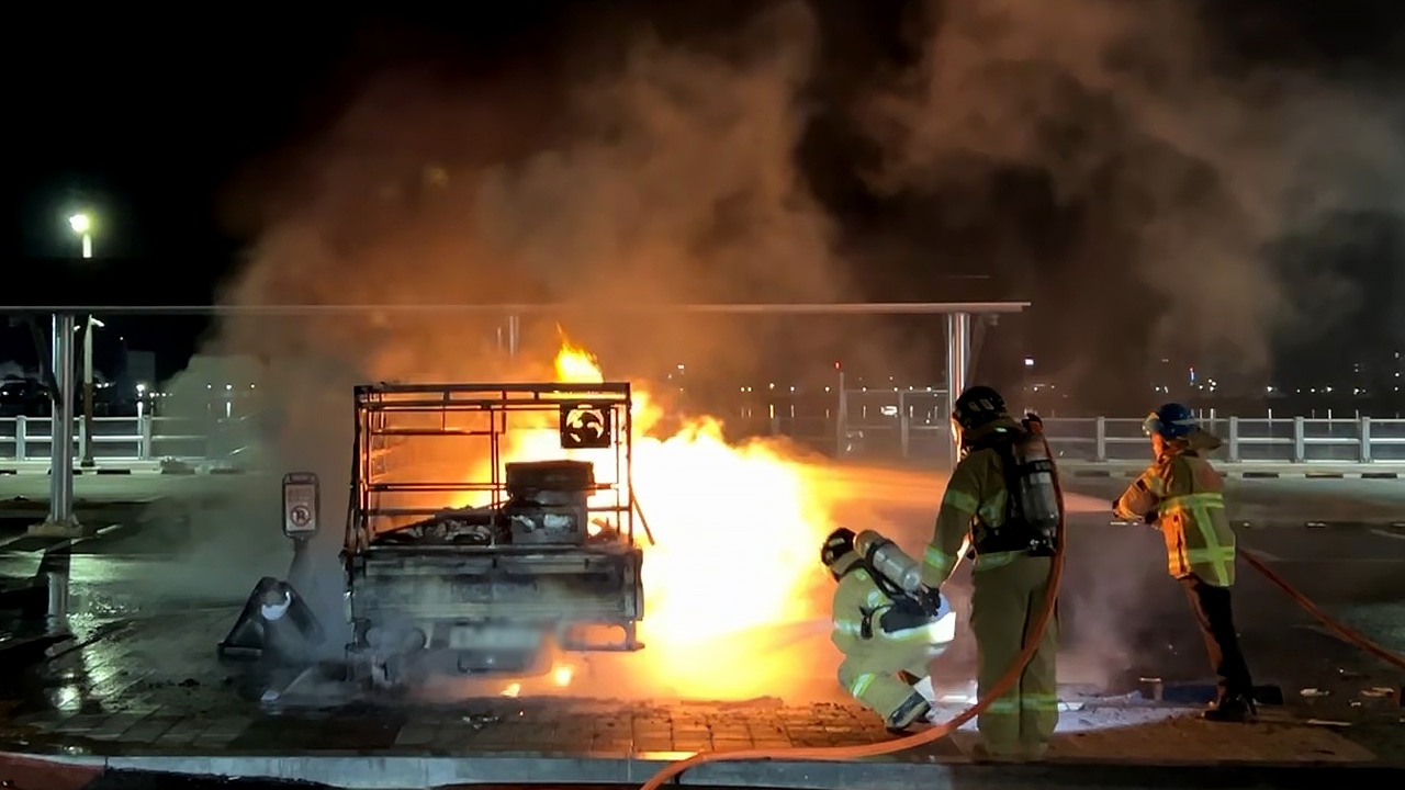 군산 수산물시장에 주차된 트럭서 불‥다친 사람 없어