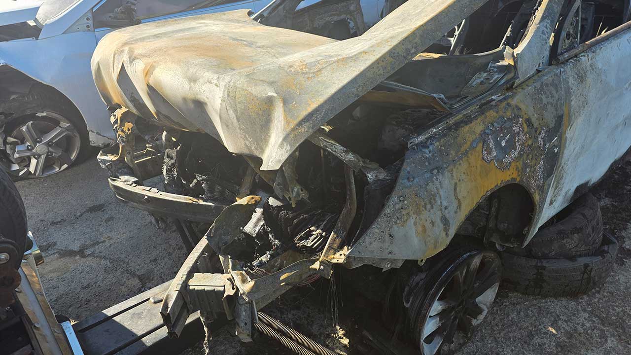 중부고속도로 오창휴게소 진입로서 충격 흡수대 들이받은 차량에 불