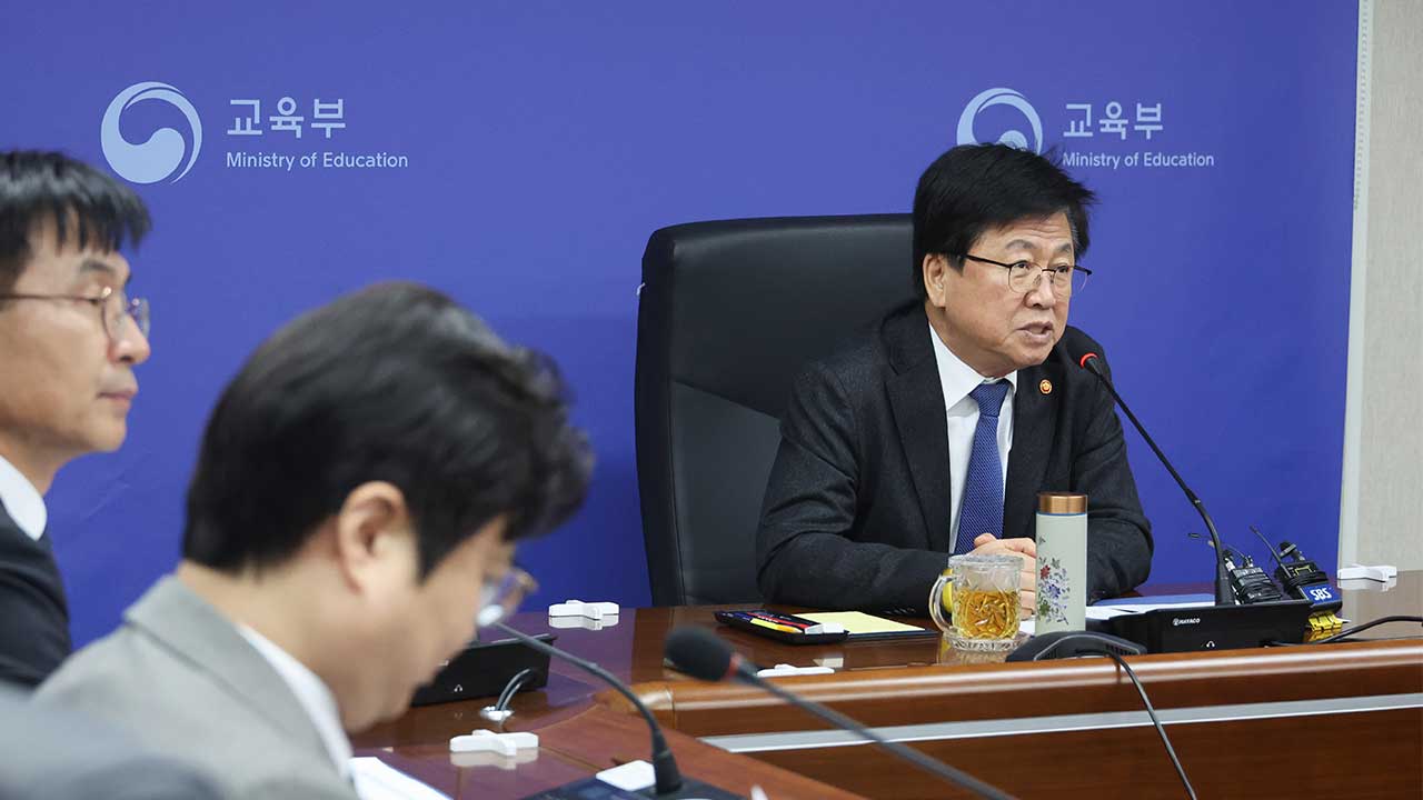최교진 교육부 장관, 교복값 지적에 "교복 업체 불공정행위 여부 살피겠다"