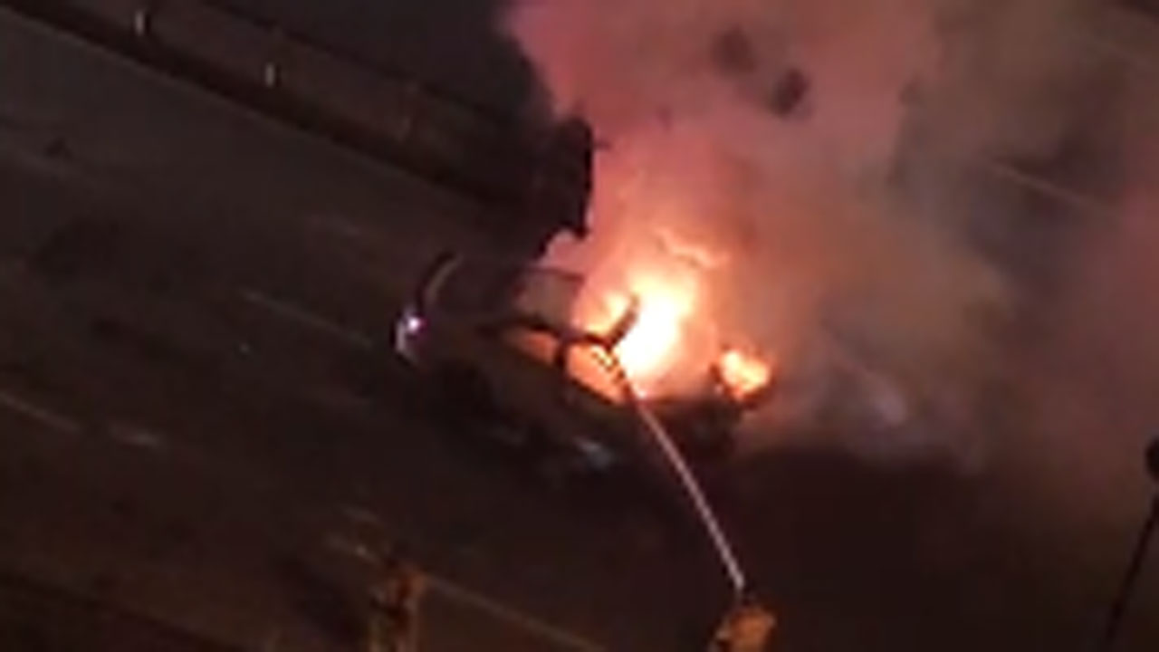 충남 아산서 승용차·음식물쓰레기 수거차량 충돌‥승용차 전소