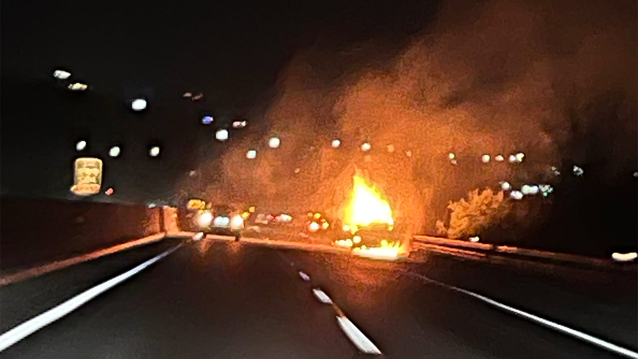 강원 동해고속도로 달리던 화물차서 불‥다친 사람 없어