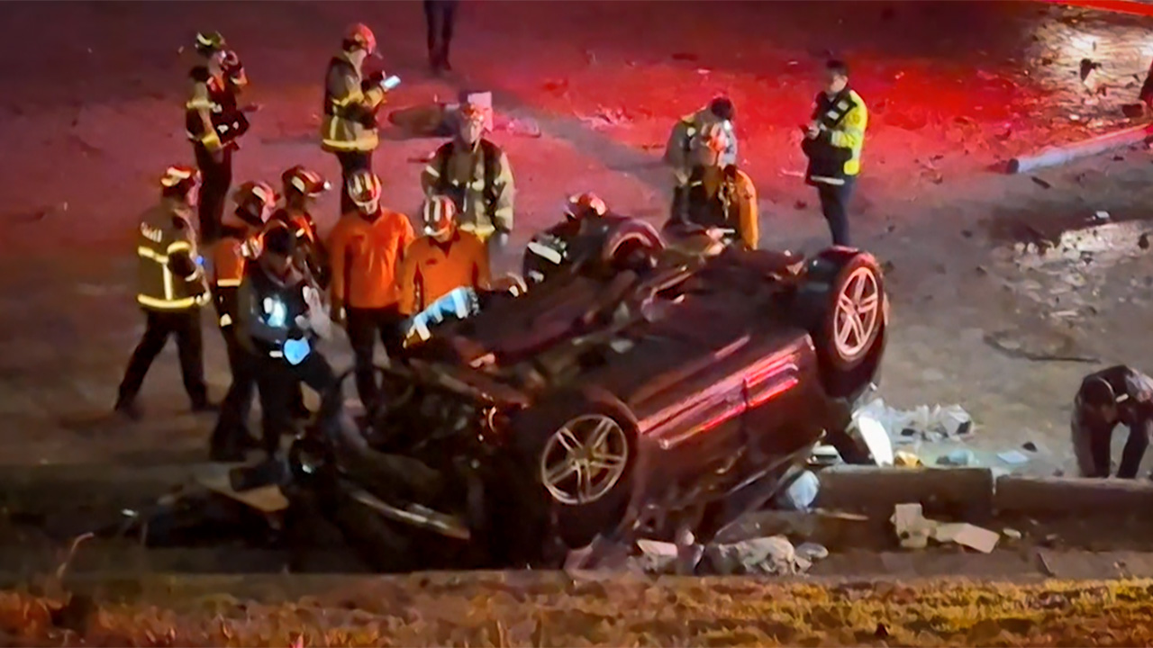 서울 반포대교서 포르쉐 차량 추락‥차 안에서 약물 발견