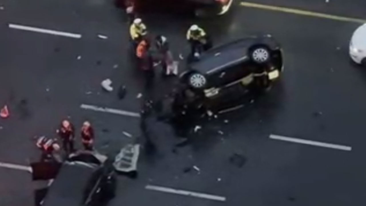 만취 40대, 중앙분리대 넘어 맞은편 차량 충돌‥피해 운전자 다쳐