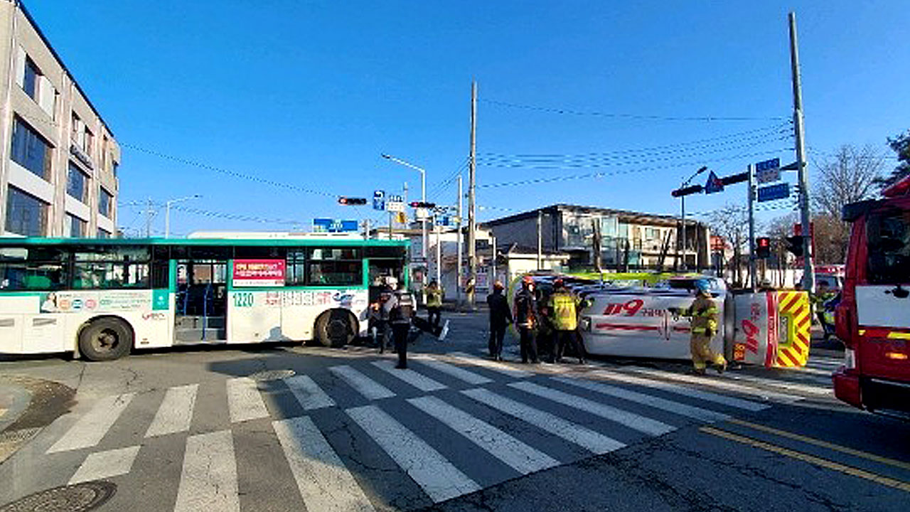 경기 평택 사거리 구급차·버스 추돌‥구급대원 등 5명 부상