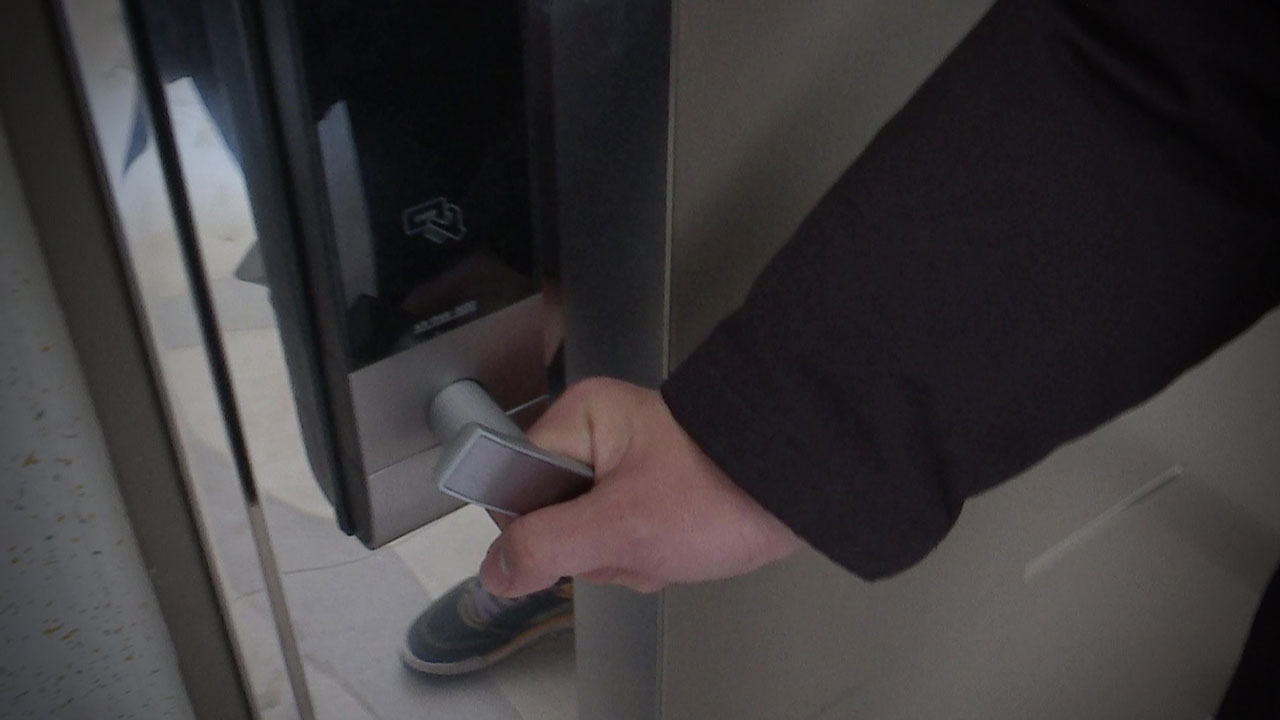 [단독] 택배 들이려 문 연 틈 노려 침입한 강도‥구속영장 신청