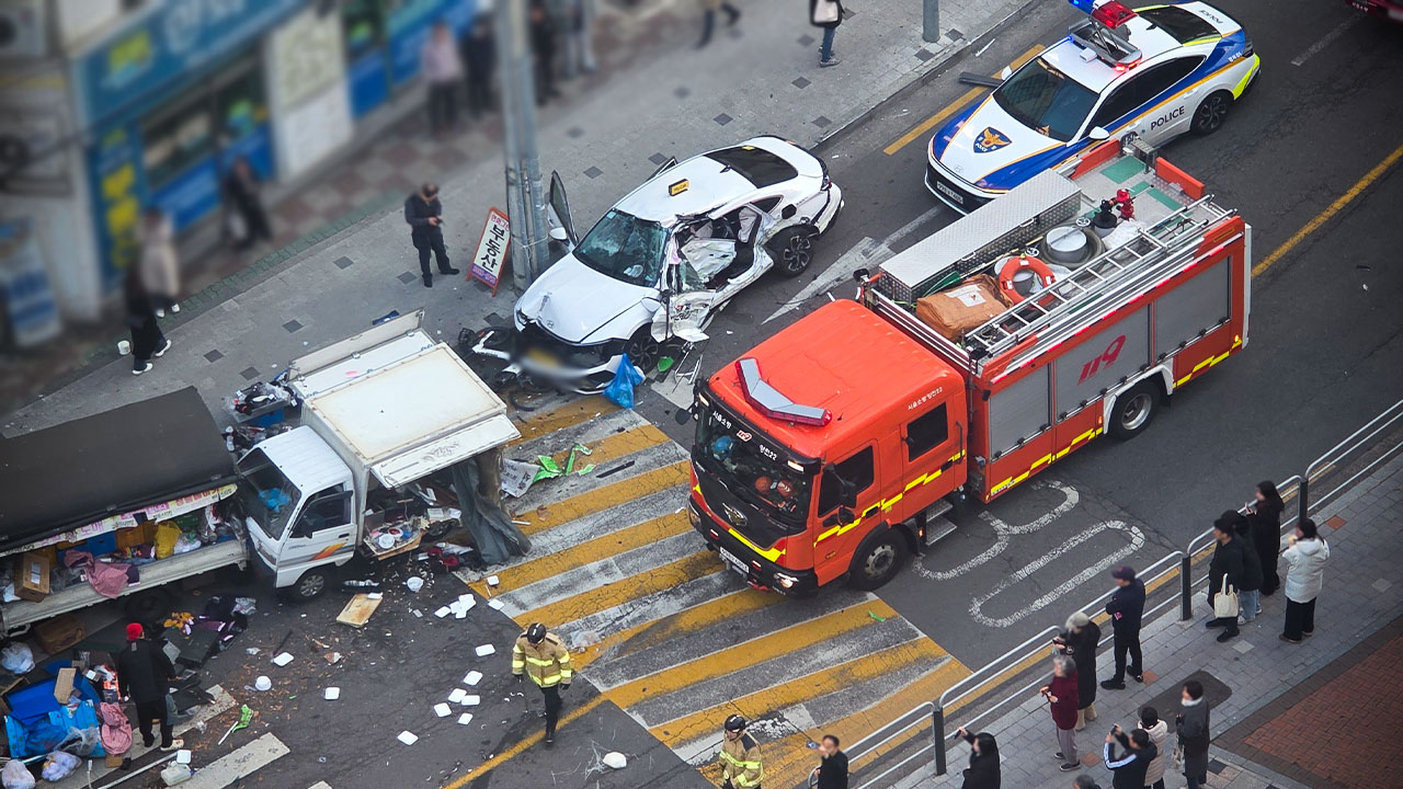 서울 강서구서 마을버스가 중앙선 넘나들며 돌진‥20여 명 경상