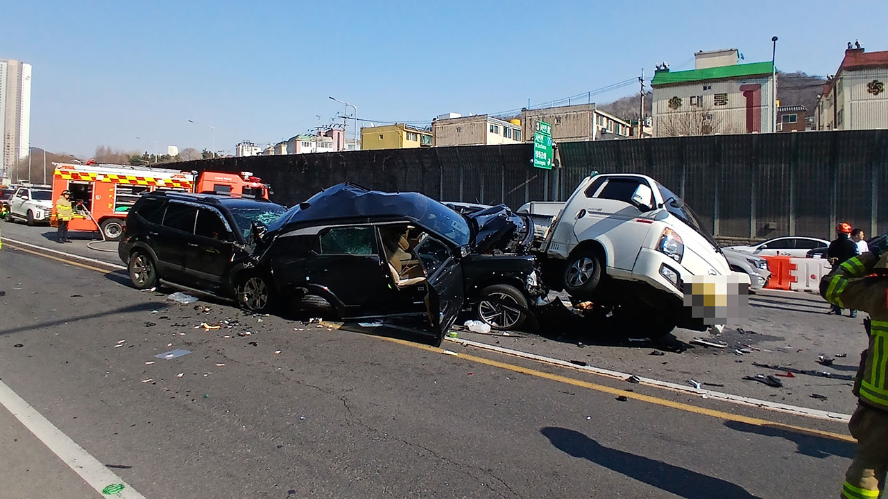 인천대로 인근서 차량 7대 연쇄 추돌‥3명 병원 이송 