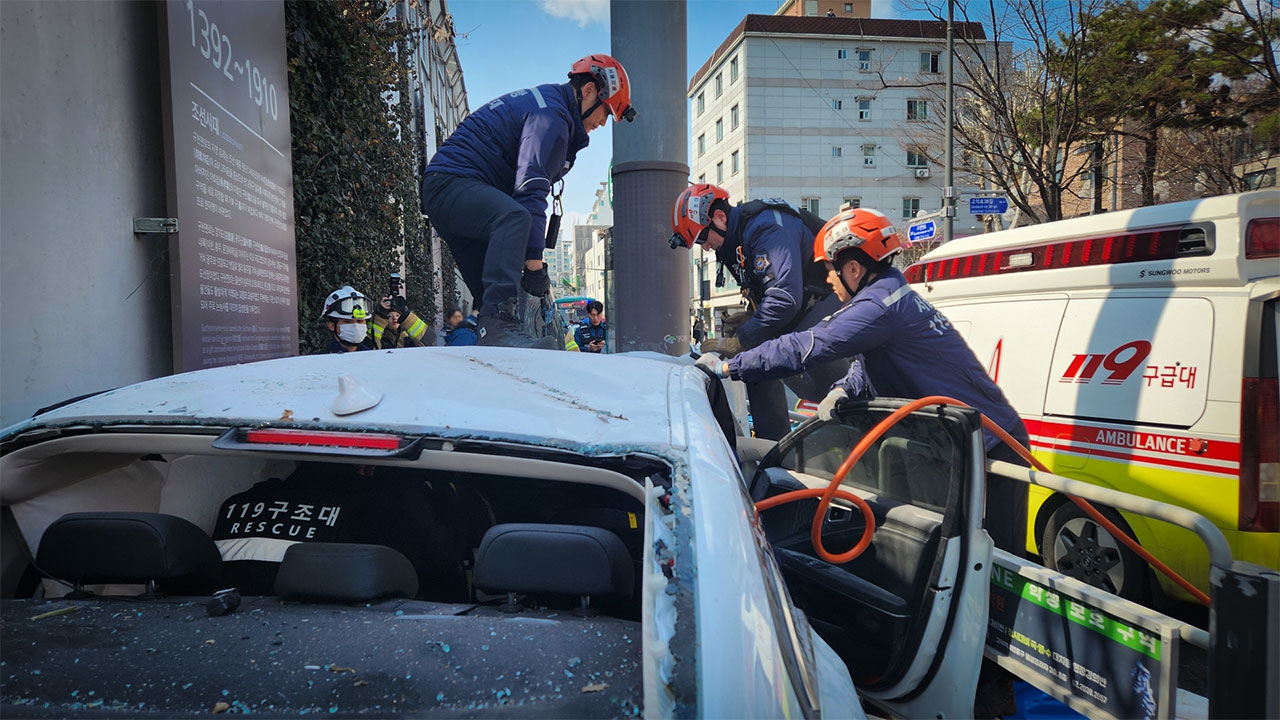 서울 강동구서 택시가 인도 덮쳐‥택시 승객 1명 사망