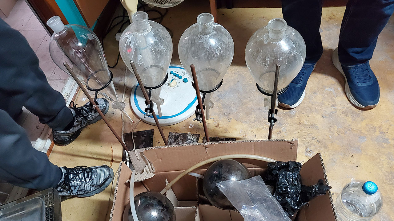 마약 원료 밀수입해 국내에서 마약 제조한 베트남인 3명 구속 