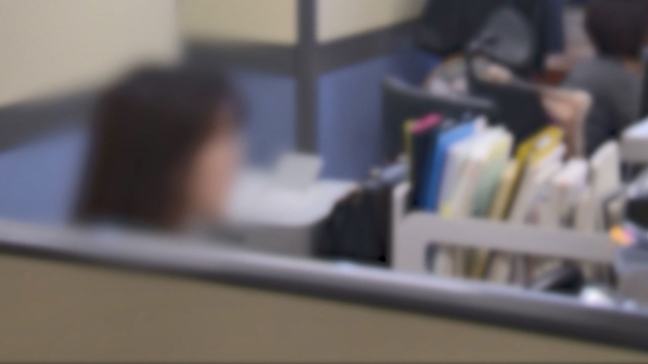 부하직원 책상·컴퓨터·근무복에 체모 갖다놓은 50대 송치