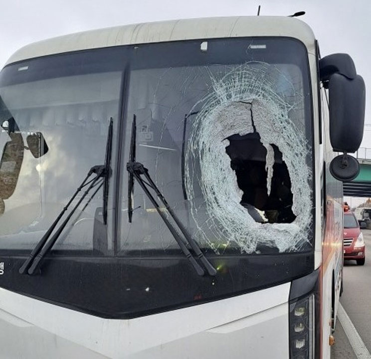 화물차 바퀴 빠져 고속버스 운전석 덮쳐‥버스 운전자 사망