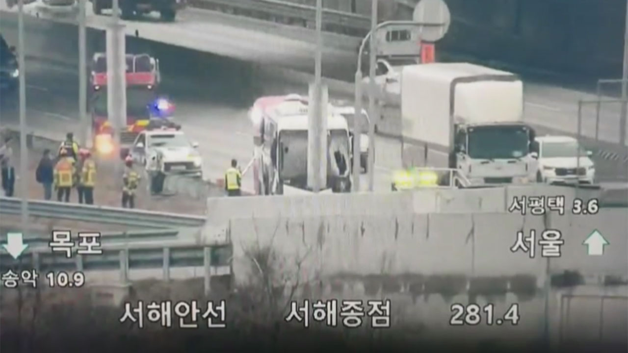 화물차 바퀴 빠져 고속버스 운전석 덮쳐‥버스 운전자 사망