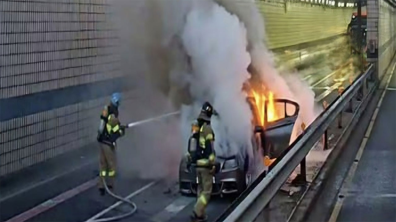 경기 과천 남태령 지하차도 달리던 차에 불‥인명피해 없어