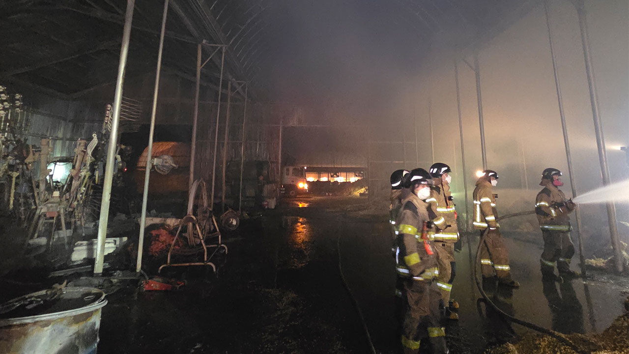 충남 아산 농업창고서 불‥"고양이가 온열 장치 떨어뜨린 걸로 추정"