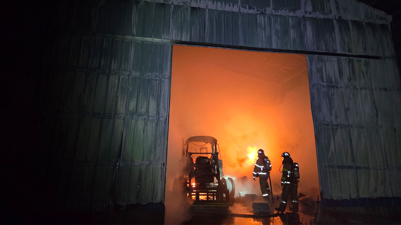 충남 아산 농업창고서 불‥"고양이가 온열 장치 떨어뜨린 걸로 추정"
