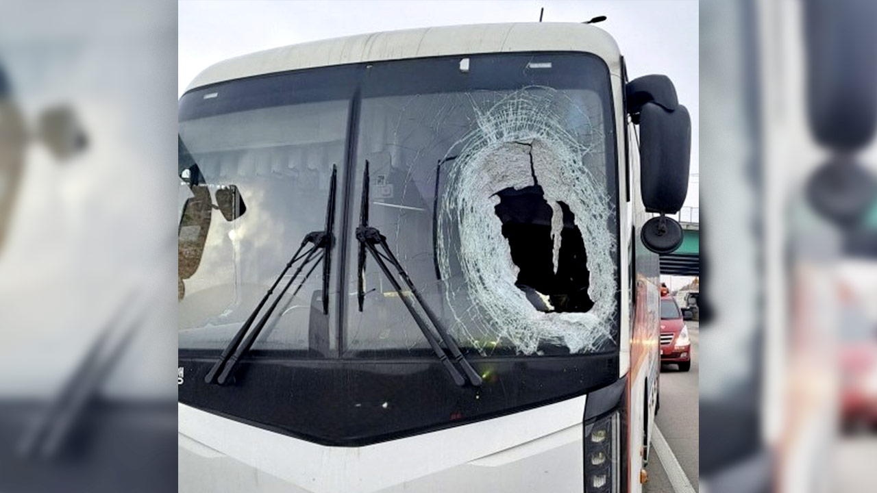 화물차 바퀴가 버스 덮친 순간‥승객이 운전대 잡고 2차 사고 막아