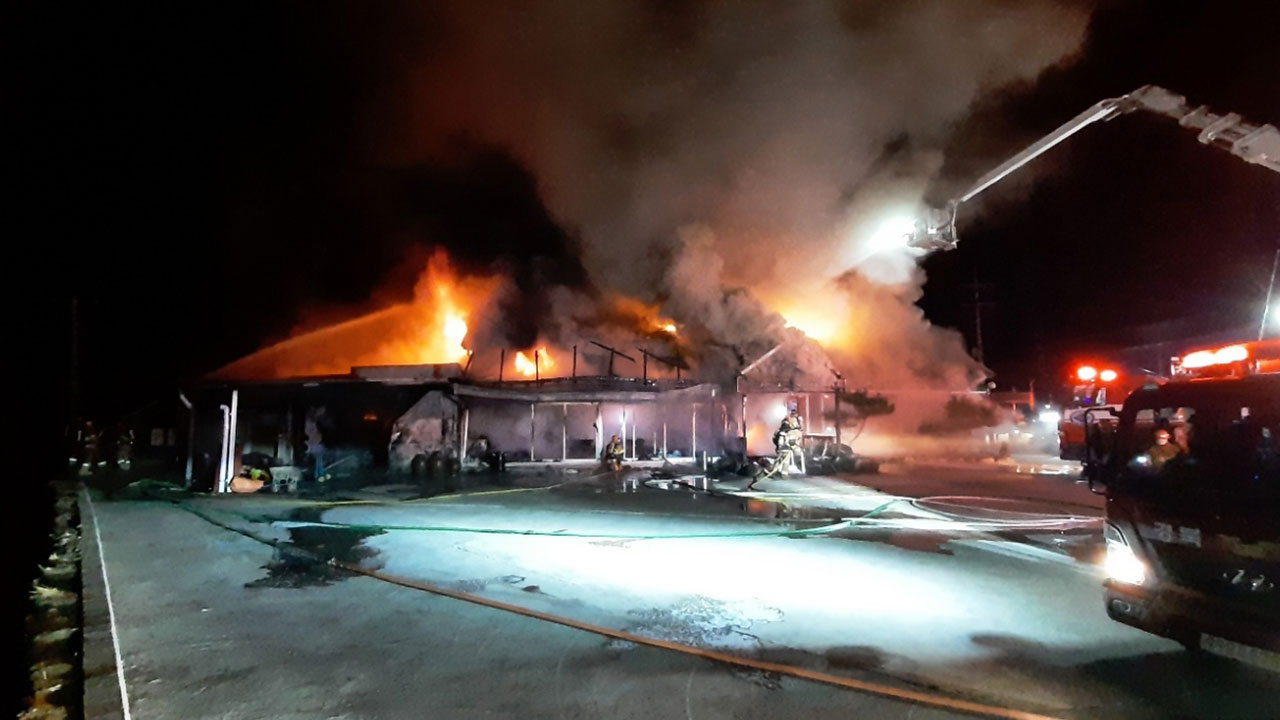 경북 예천군 식당서 불‥건물 전소