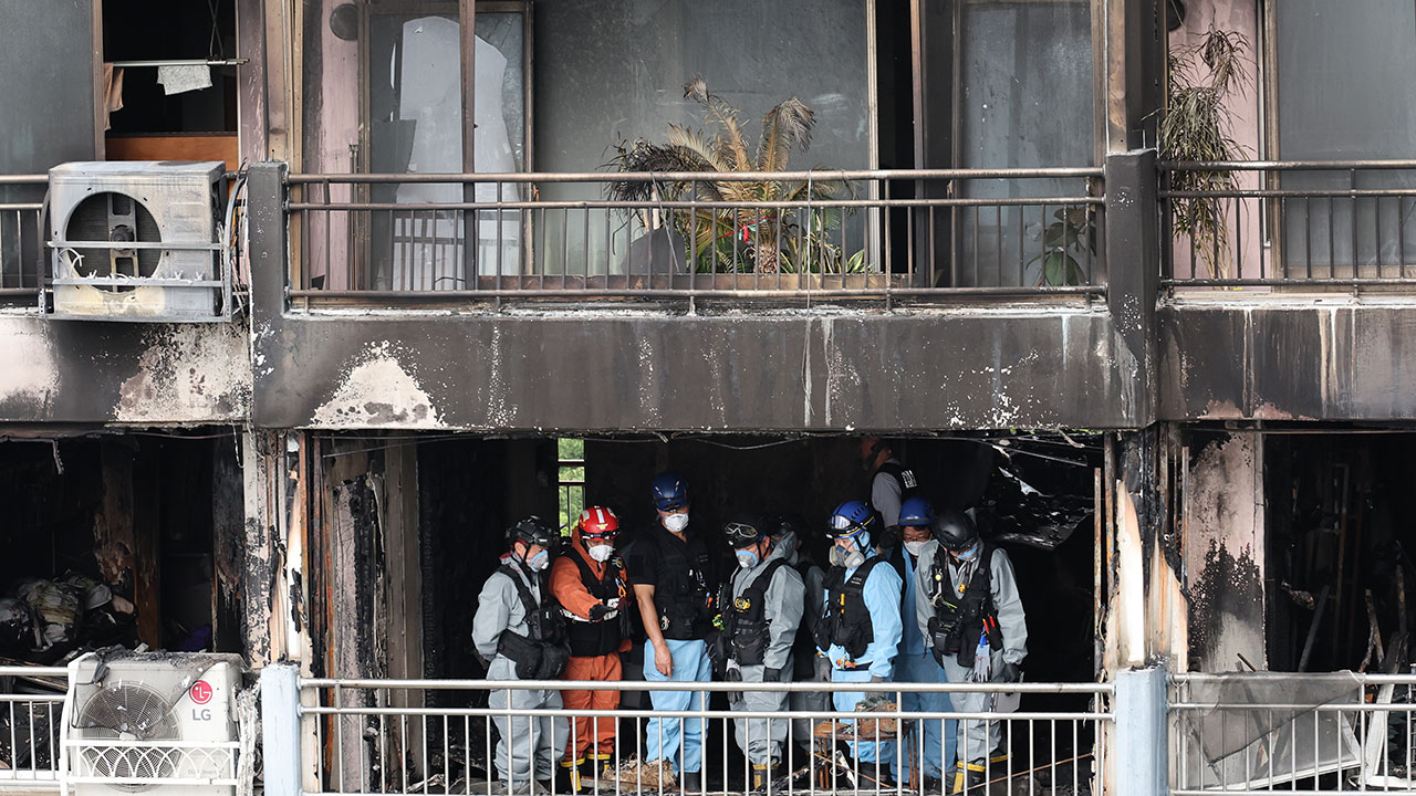 '18명 사상' 아파트 화재 원인 지목 전동스쿠터 업체 압수수색