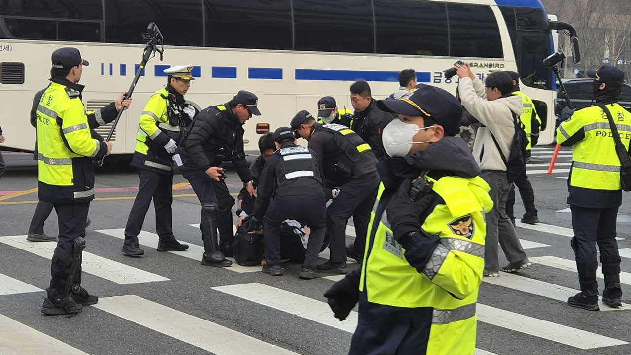 전장연, 서울 광화문 정류장 '버스 탑승' 시도‥출근길 혼잡