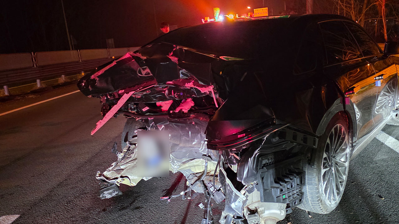 '음주 과속' 차량이 앞서가던 승용차 들이받아‥2명 부상