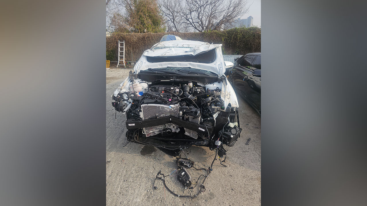 '음주 과속' 차량이 앞서가던 승용차 들이받아‥2명 부상