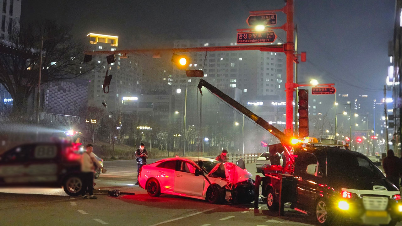 전주 교차로에서 승용차가 신호등 들이받아‥5명 병원 이송