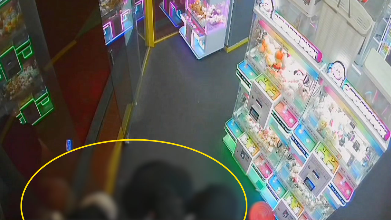 [단독] 홍대 인근 인형뽑기 가게서 1천6백만 원 훔친 10대 일당 검거