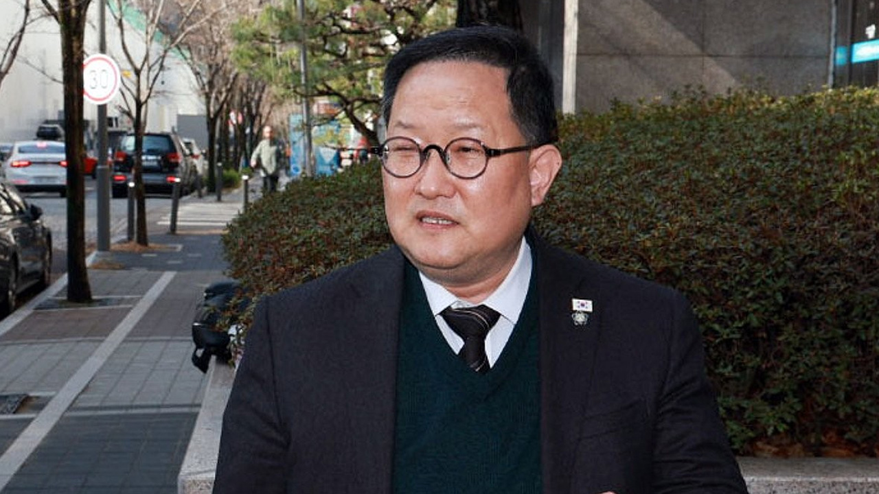 "尹, 군형법상 반란" 고발한 김경호 변호사 종합특검 출석