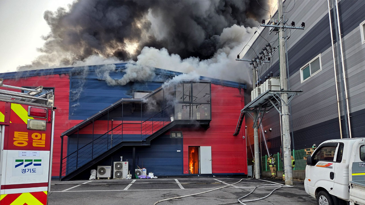 경기 파주 공장 화재‥"1명 중상·11명 대피"