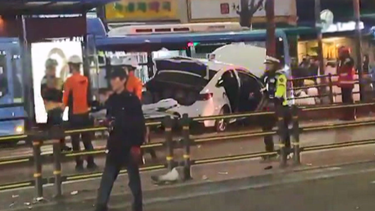 서울 강북서 달리던 택시, 버스정류장 돌진‥2명 경상