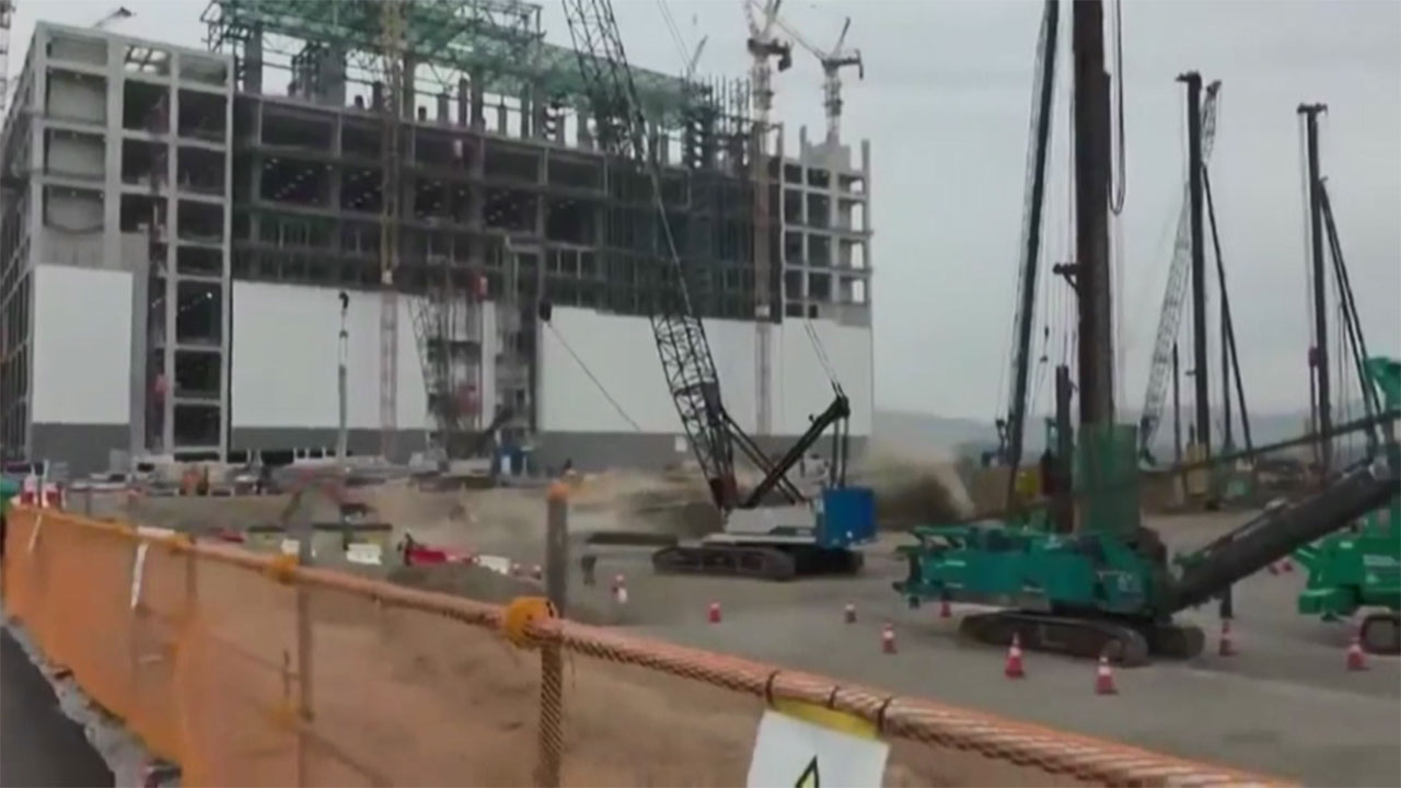 경기 용인 SK하이닉스 공사 현장에서 중장비 넘어져