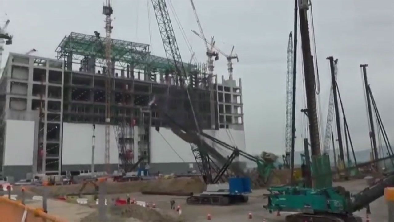 경기 용인 SK하이닉스 공사 현장에서 중장비 넘어져