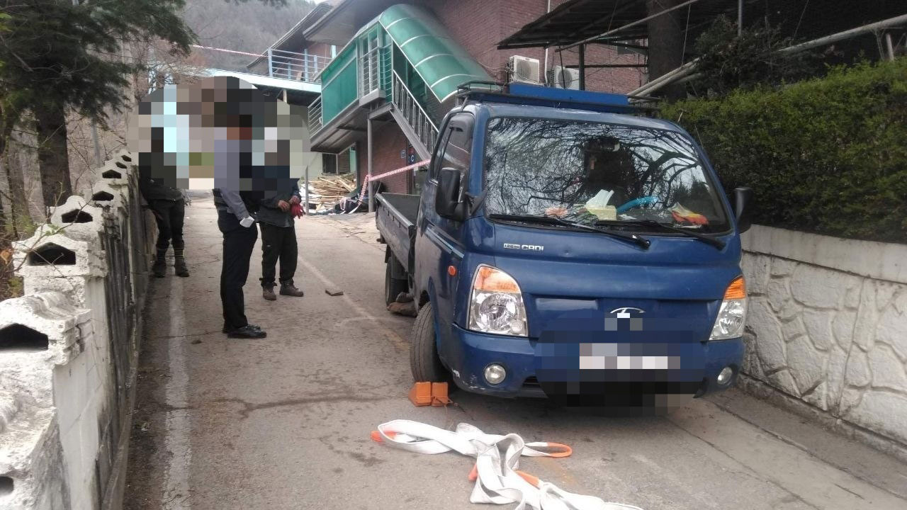 경기 가평 경사로서 1톤 트럭 미끄러져 60대 사망