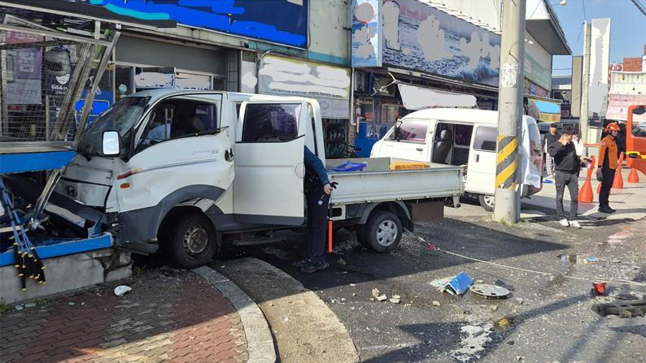 경북 경산서 화물차 횟집 돌진‥70대 운전자 심정지·동승자 중상