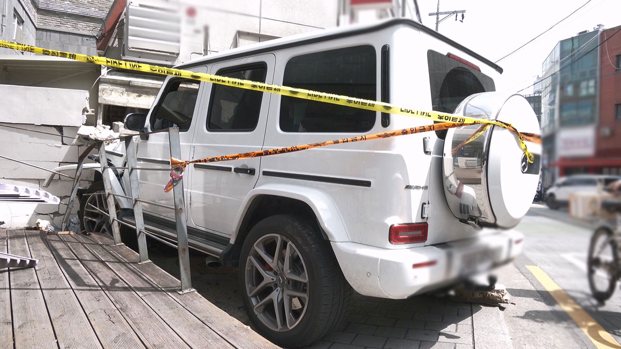 정차 중인 SUV가 인도 돌진‥1명 심정지