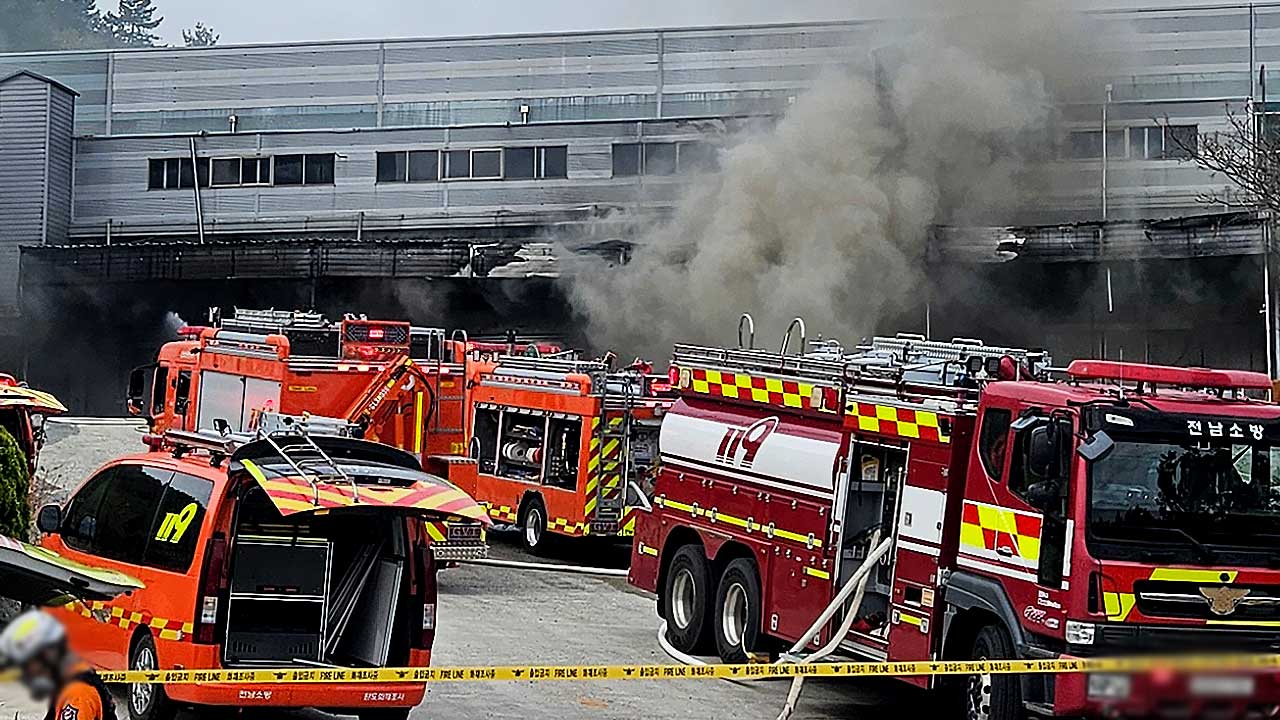 전남 완도 수산물 냉동창고 화재로 소방대원 2명 숨져