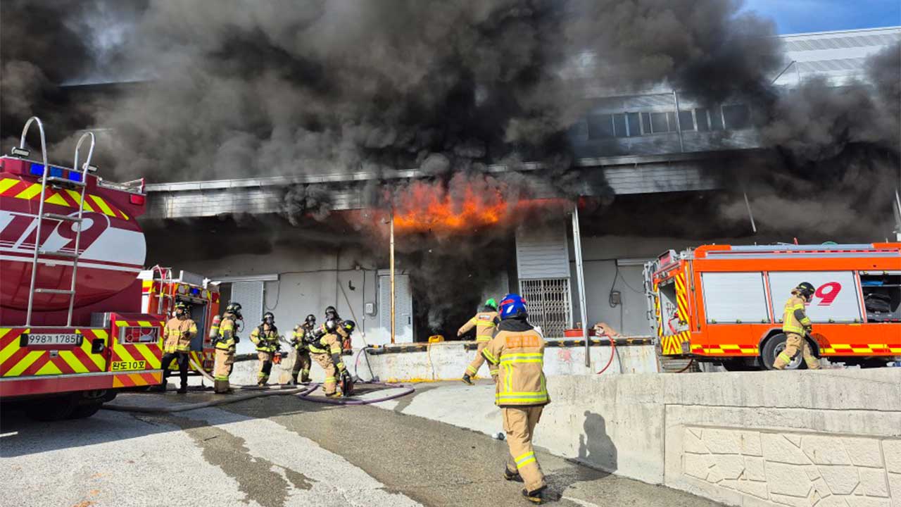 '전남 완도 냉동창고 화재' 토치 작업한 30대 작업자에 구속영장 신청
