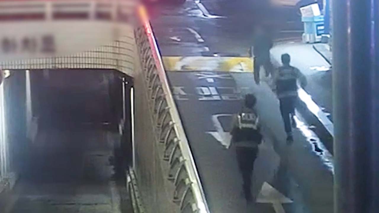 음주운전 검문 중 도주한 남성‥잡고 보니 '보이스피싱' 지명수배범