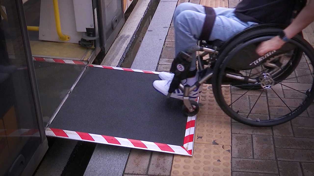 [단독] "고향 노선만"? 시외버스 휠체어 승하차 설비 소송 12년 만에 확정