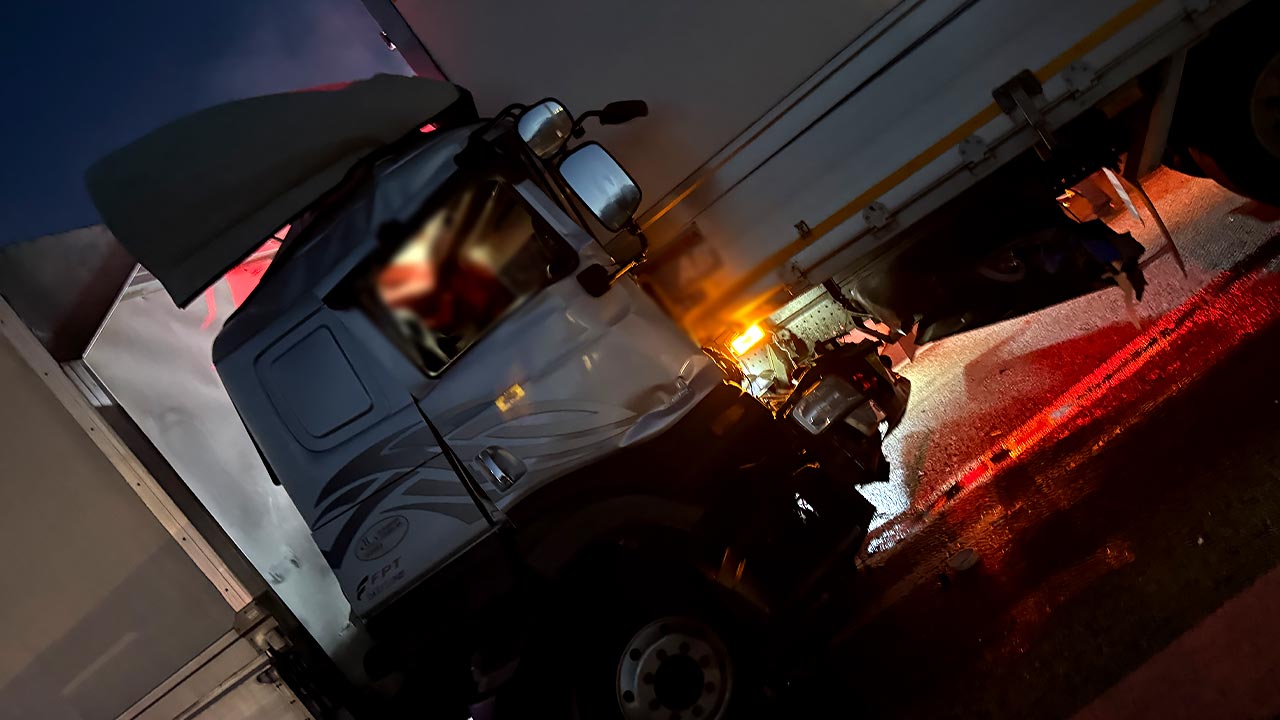 경부고속도로 오산분기점 인근서 화물차 2대 추돌‥60대 운전자 심정지