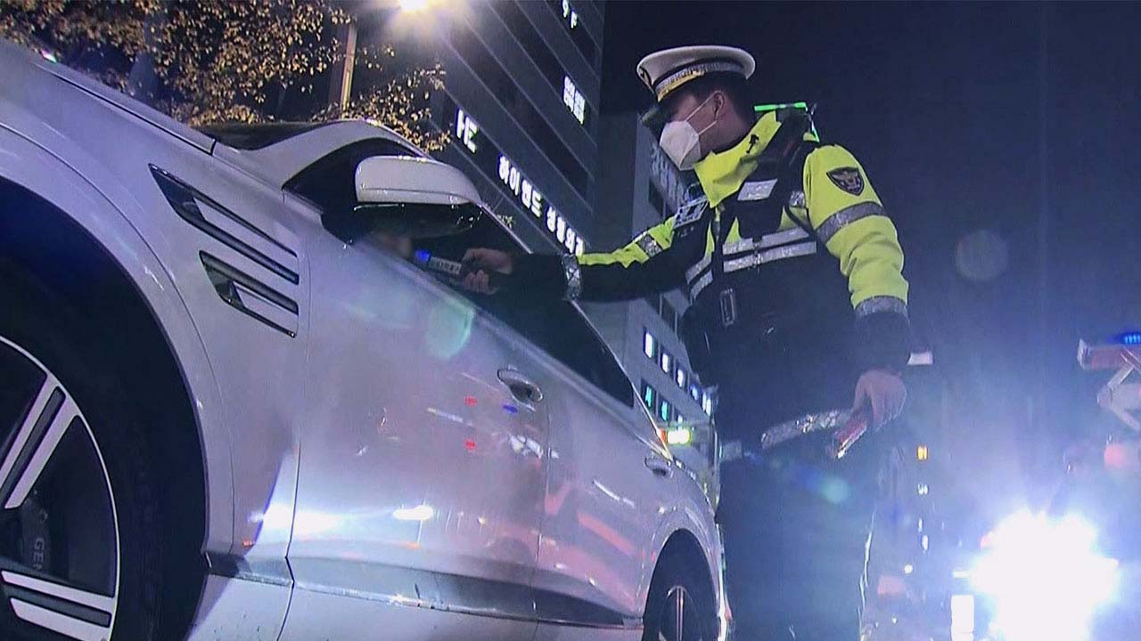 음주측정 요구에 경찰관 앞에서 '소주' 마신 50대 여성 체포 