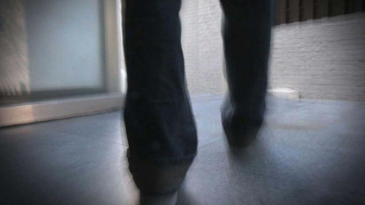 현관문에 인분 투척·스프레이 낙서 '보복 대행' 20대 2명 구속