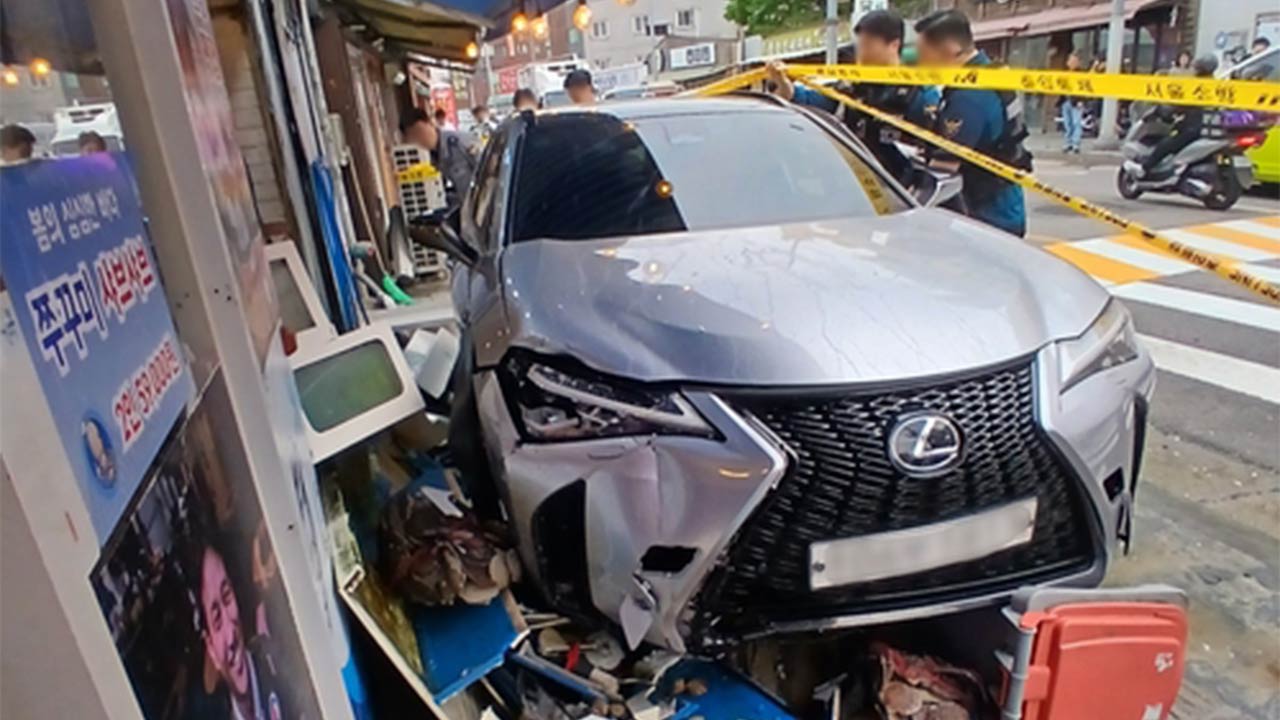 서울 미아동서 승용차 인도 돌진‥보행자 1명 다쳐