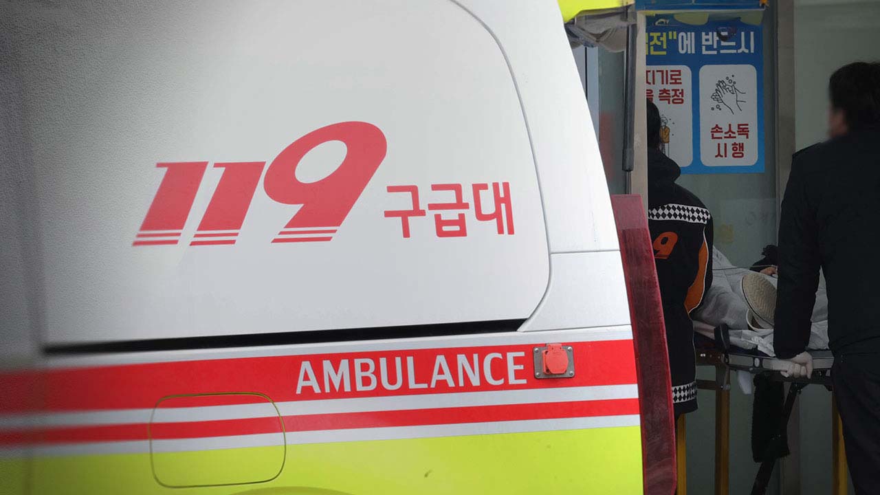 1톤 화물차 하천변으로 떨어져‥1명 심정지