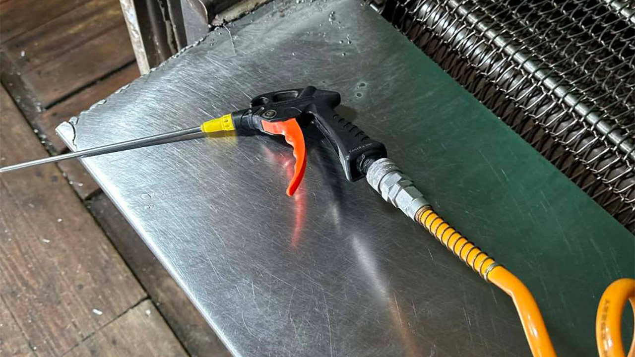 외국인 직원에 '에어건 분사' 업주 구속‥"증거인멸·도망 우려"