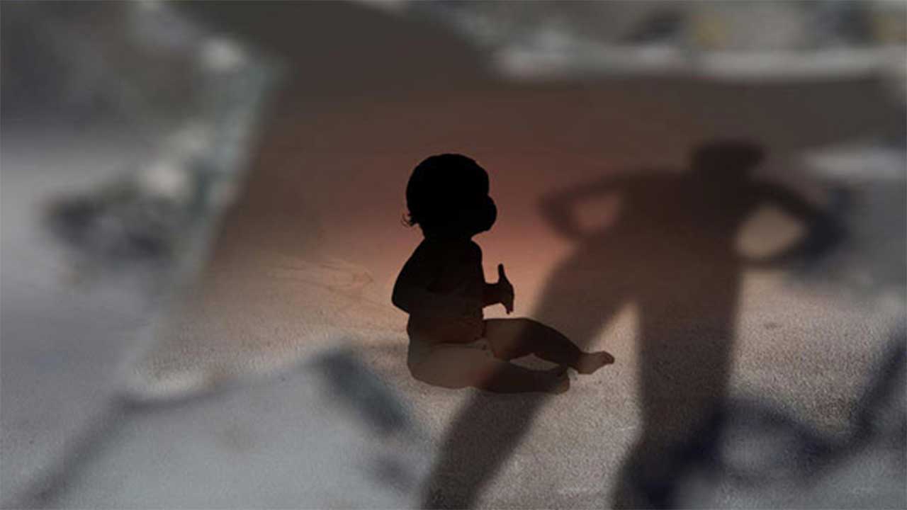 생후 8개월 아들 리모컨으로 머리 때려 숨지게 한 친모 검거