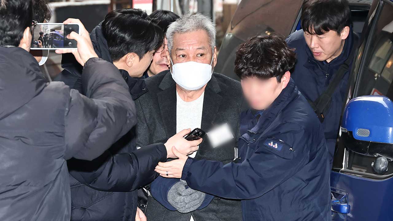 '건진법사 금품수수 관여' 변호사 1심 징역 1년 6개월‥법정구속