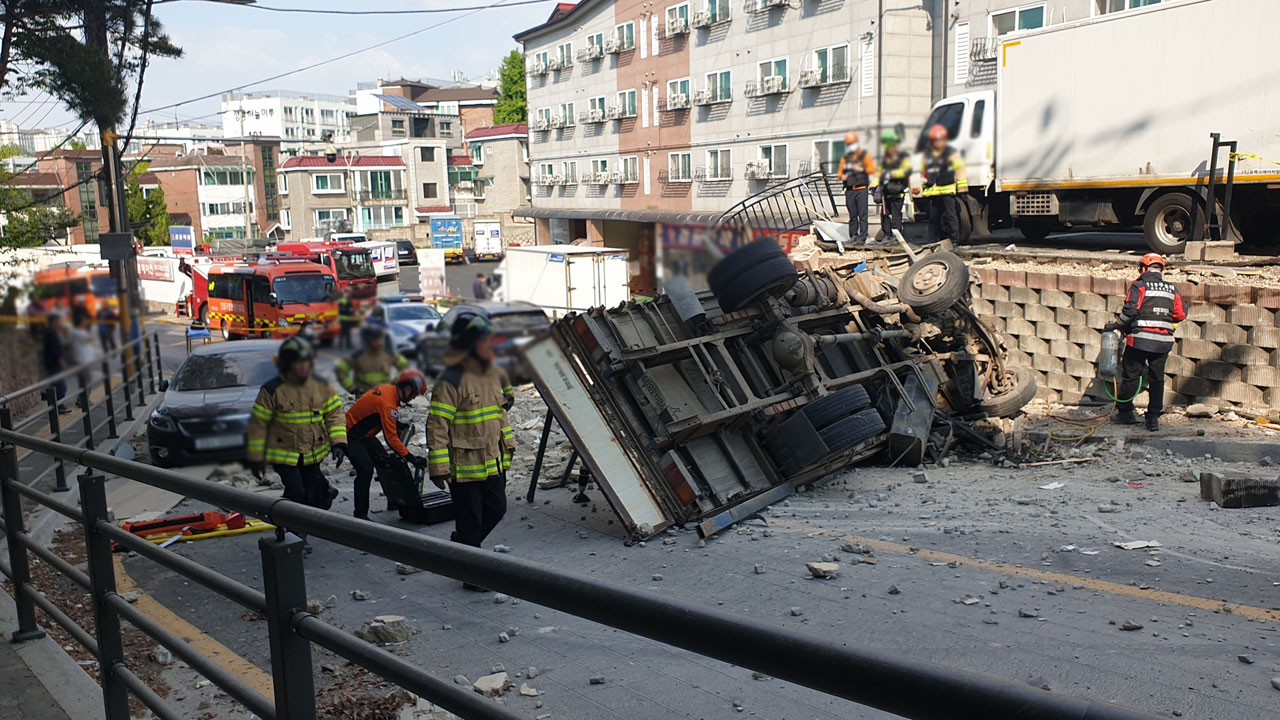 북악스카이웨이 내리막길서 트럭 전도‥운전자 경상