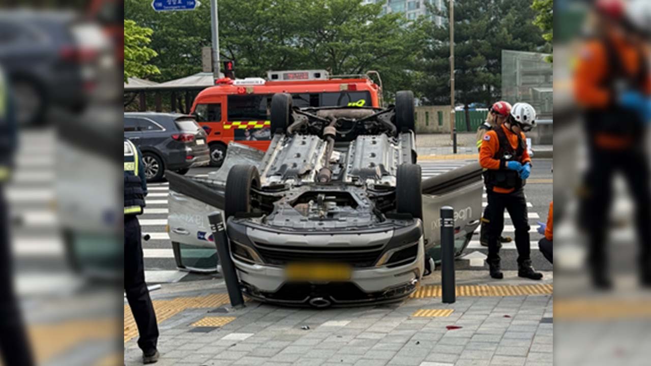 서울 마포구 상암동 택시 사고로 전복‥2명 경상