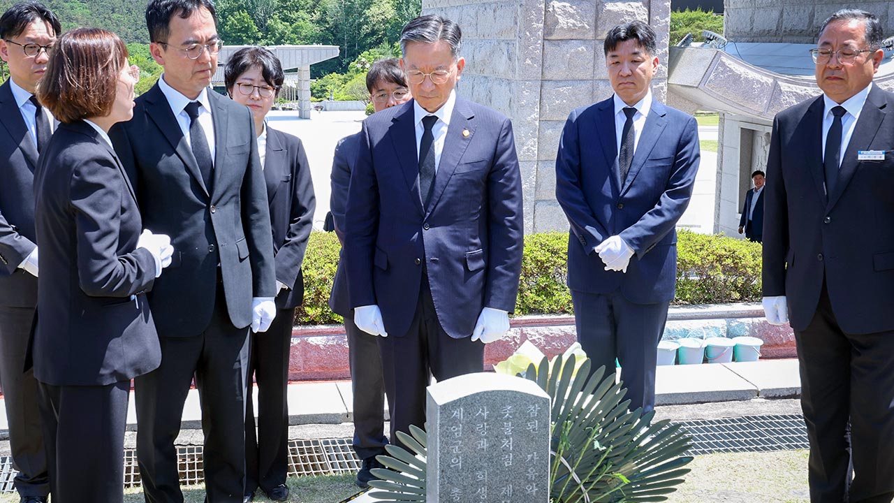정성호 법무장관, 검찰 지휘부와 5·18묘지 첫 참배‥"과거 잘못 반성"